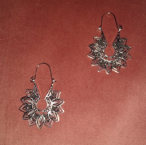 Filigree Bohemian Geometric Flower Hoop Earrings Silver Lace Cutout Huggie Hoops - Picture 5 of 6